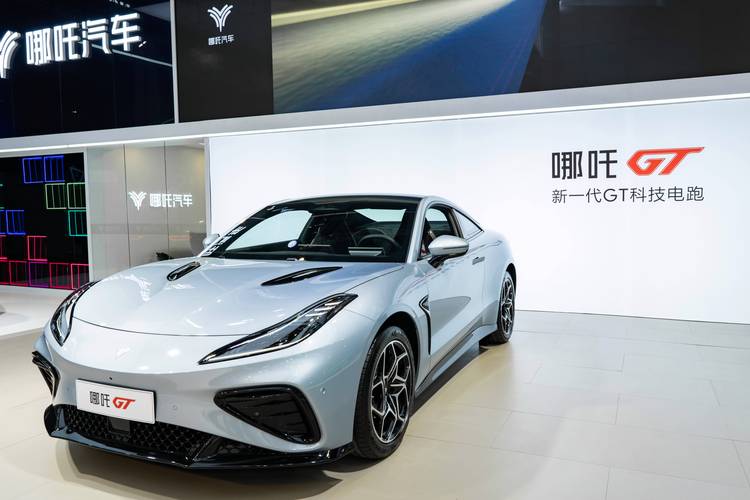 深圳203哪吒汽车在智能汽车领域的表现，领途汽车在新能源汽车市场中的影响力